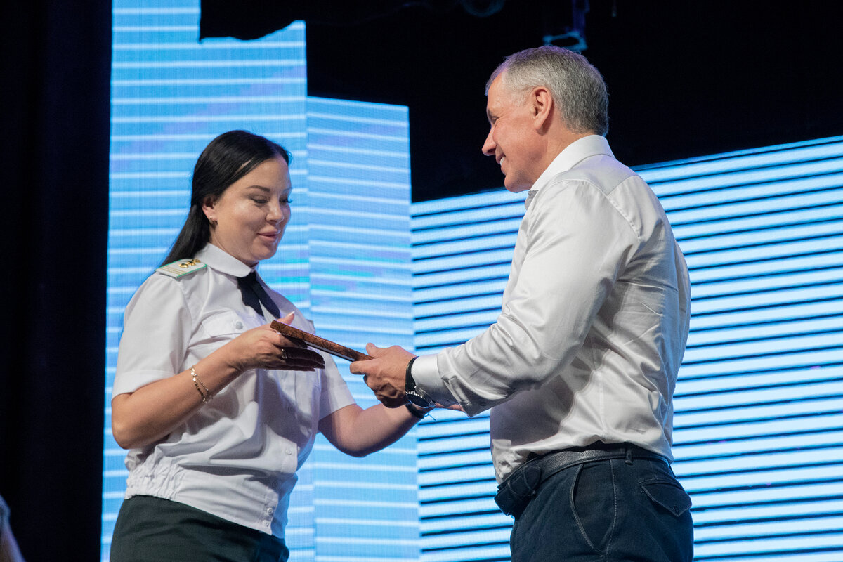 В. Константинов благодарит за труд О. Моисеенко — заместителя ­начальника Управления госконтроля Керченского региона