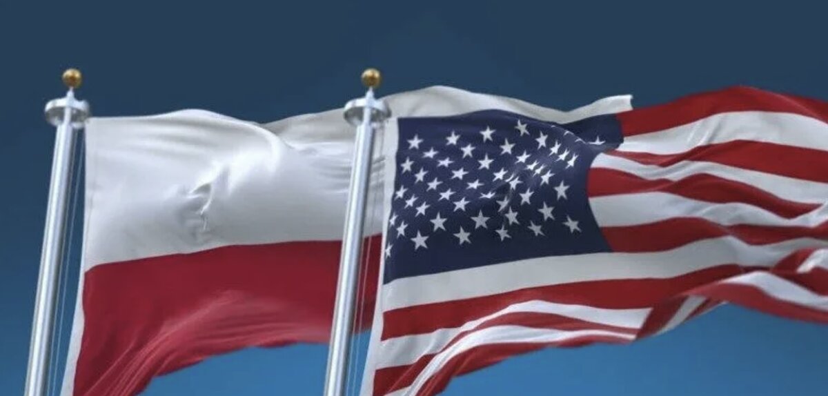 Флаги США и Польши.