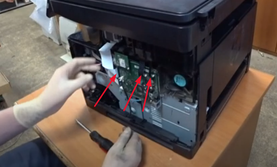 Отсоединяем на плате три шлейфа