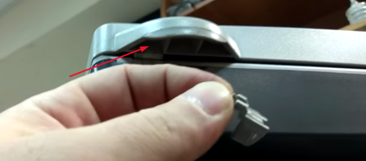 Убираем заглушку с крышки сканера