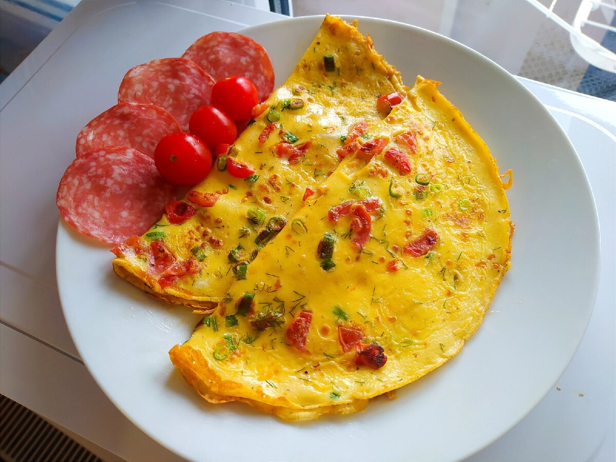 блинный омлет на сковороде. омлет без молока и муки. омлет блинный. яичные блинчики с ветчиной. омлетные блинчики.