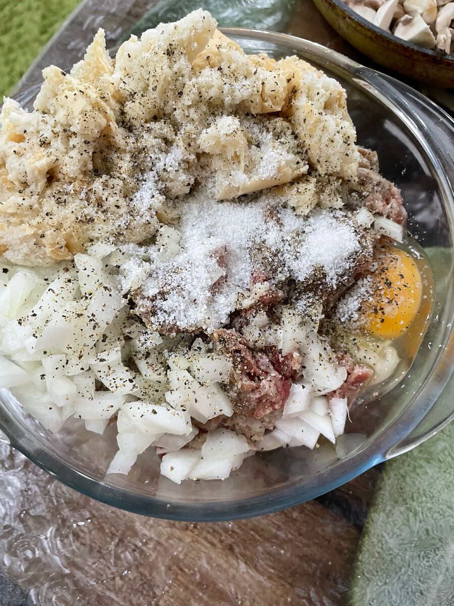 Добавляем соль перец,яйцо и хлеб размоченный в воде.