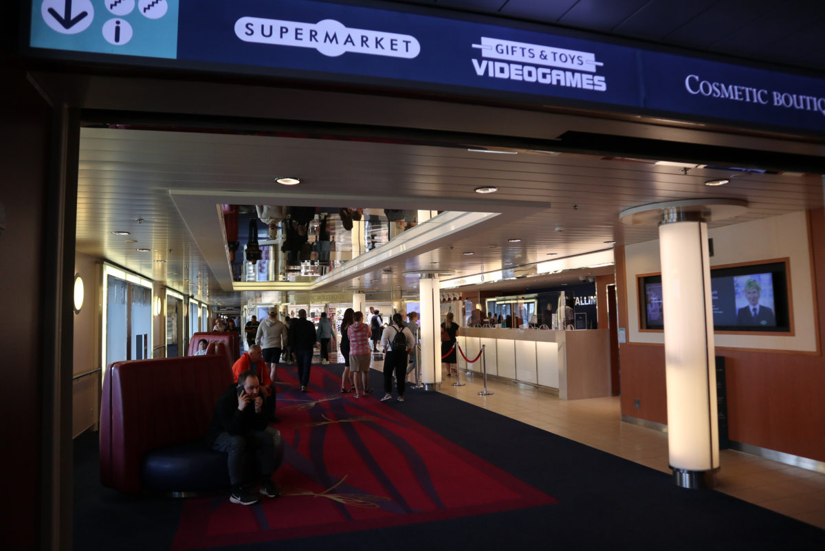 Гигантский дискобар на воде! Как выглядит изнутри десятипалубный паром из Стокгольма в Таллин