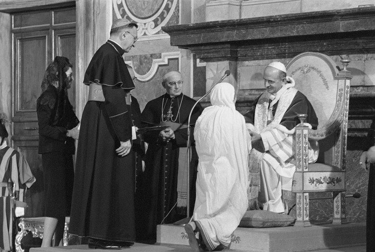 Папа Павел VI вручает первую премию мира папы Иоанна XXIII матери Терезе за ее работу среди бедных в Калькутте и за основание ордена, посвященного работе с бедными. Январь 1971 года 