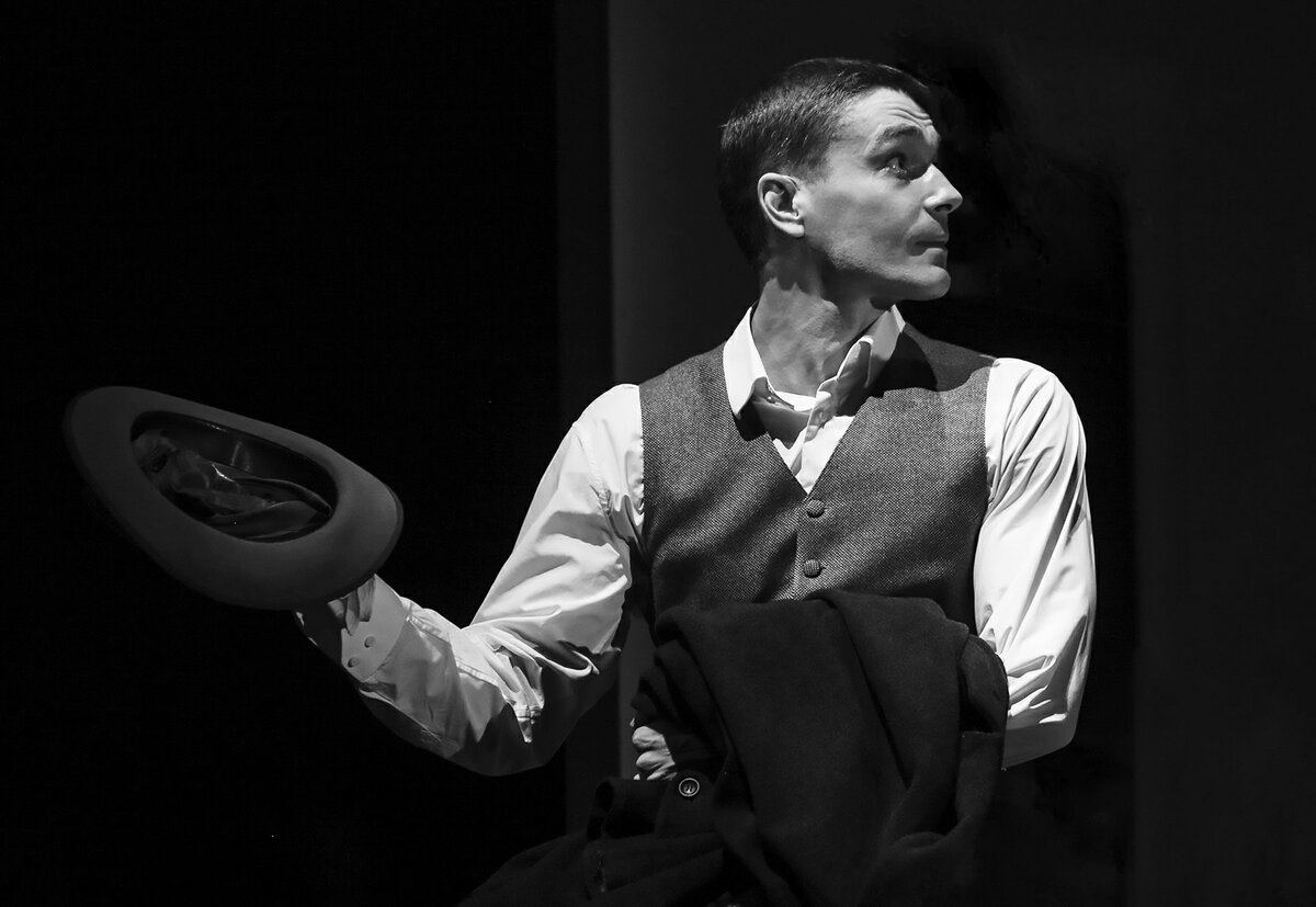    Будущий актёр окончил саратовскую школу с серебряной медалью. Изначально юноша планировал учиться на юриста, но во время выпускного бала медалистов ведущий мероприятия — актёр Владимир Смирнов — заметил Матвеева и посоветовал ему встретиться с театральным педагогом Валентиной Ермаковой / Genrietta Peryan/Global Look Press