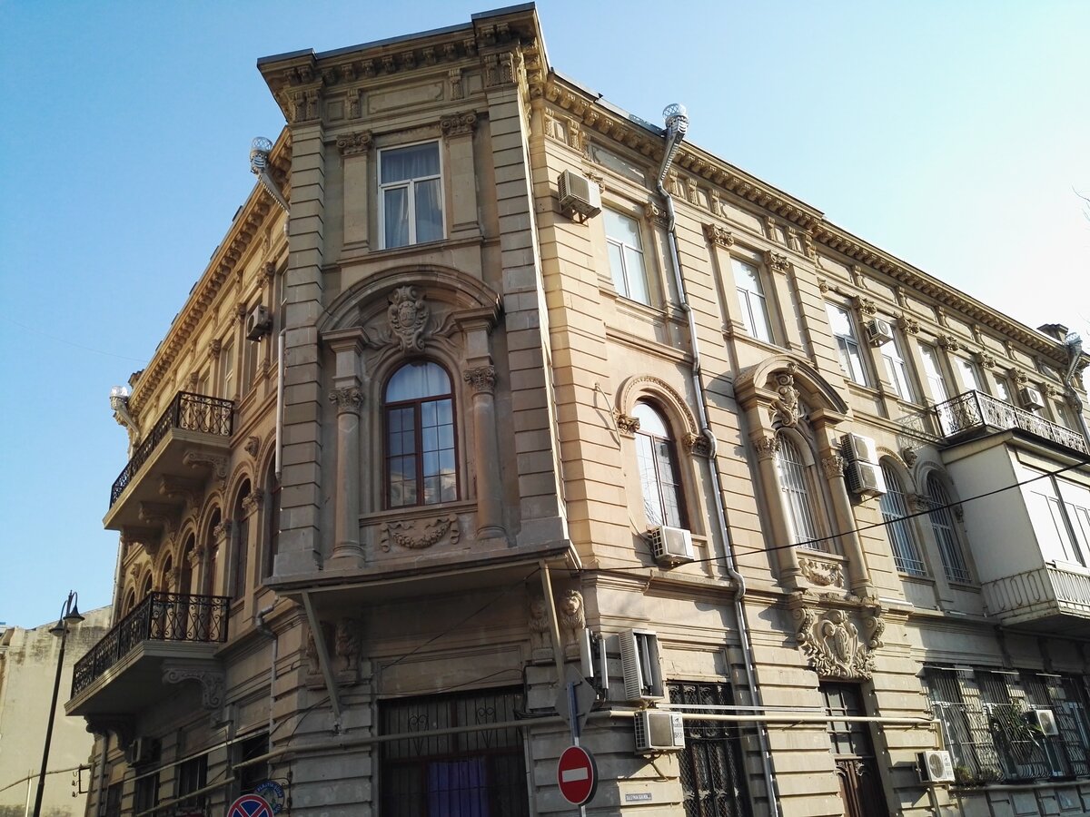 Продолжаем краткий экскурс по польскому архитектурному наследию шикарной столицы Азербайджана.-52