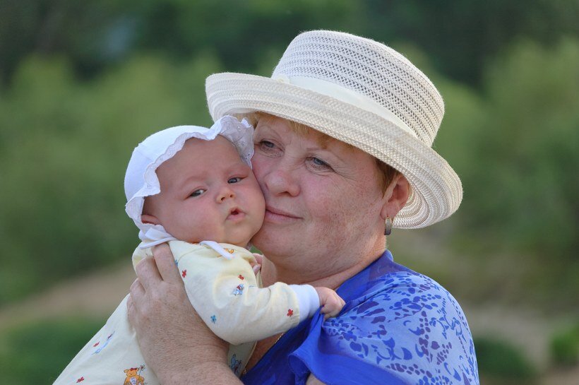 фото из интернета. бабушка с внучкой.