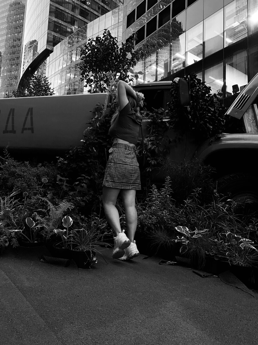 На этот раз я не стала долго тянуть с решением, и вселенная мне в этом помогла.  В октябре я окончательно заканчиваю деятельность направленную на работе в офисе и буду искать что-то свободное) мой сайт ментора почти готов и скоро предстоит анонс) фотоаппарат тоже выставлен на продажу, но свою основную функцию пока он выполняет. Если бы я сразу узнала про своё предназначение, возможно, не было бы этих 6 лет полного хаоса и безумного опыта. 
.
Для тех, кто все-таки хочет начать двигаться к своей мечте и начать действовать, я могу провести мини консультации на 30 минут с полным разбором матрицы души/аркана/ решение бизнес вопросов. Вам предоставится возможность немного проникнуться вопросом и потихоньку закрывать гештальты) 
.
#motivation #outfitoftheday #art #moscow #moscowcity #model #mountains #instalike #instadaily #tiktok #tik #youtube #yoga #fursowamotiv 