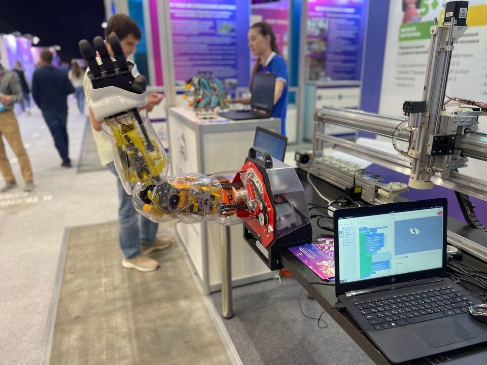     Робот Кузя передает привет. Ксения ПОЛТОРАНИНА