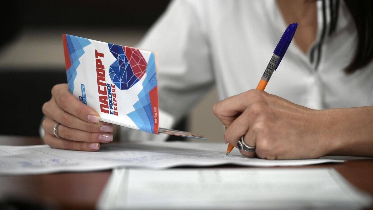    Паспорт гражданина Луганской народной республики в обложке "с Россией в сердце"© РИА Новости / Константин Михальчевский