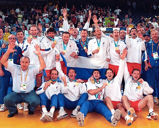 Эдуарда Кокшаров крайний в нижнем ряду справа