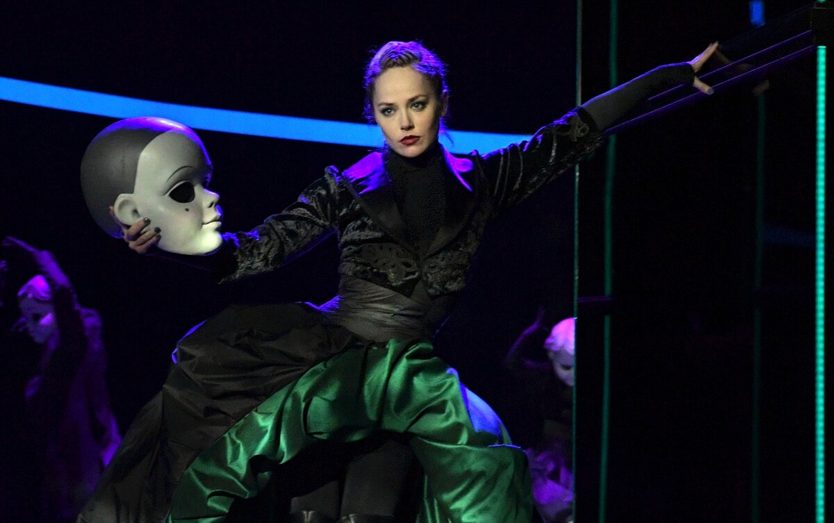    Зоя Бербер в роли Баронессы Штраль на пресс-показе спектакля "Арбенин. Маскарад без слов" в постановке режиссера и хореографа Сергея Землянского в Московском академическом театре сатиры в Москве   
Фото: Владимир Федоренко / РИА Новости