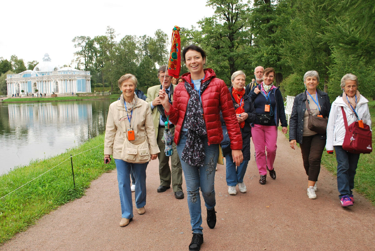 Куратор отделения гидов Державинского института Вероника Баскакова с итальянскими туристами.