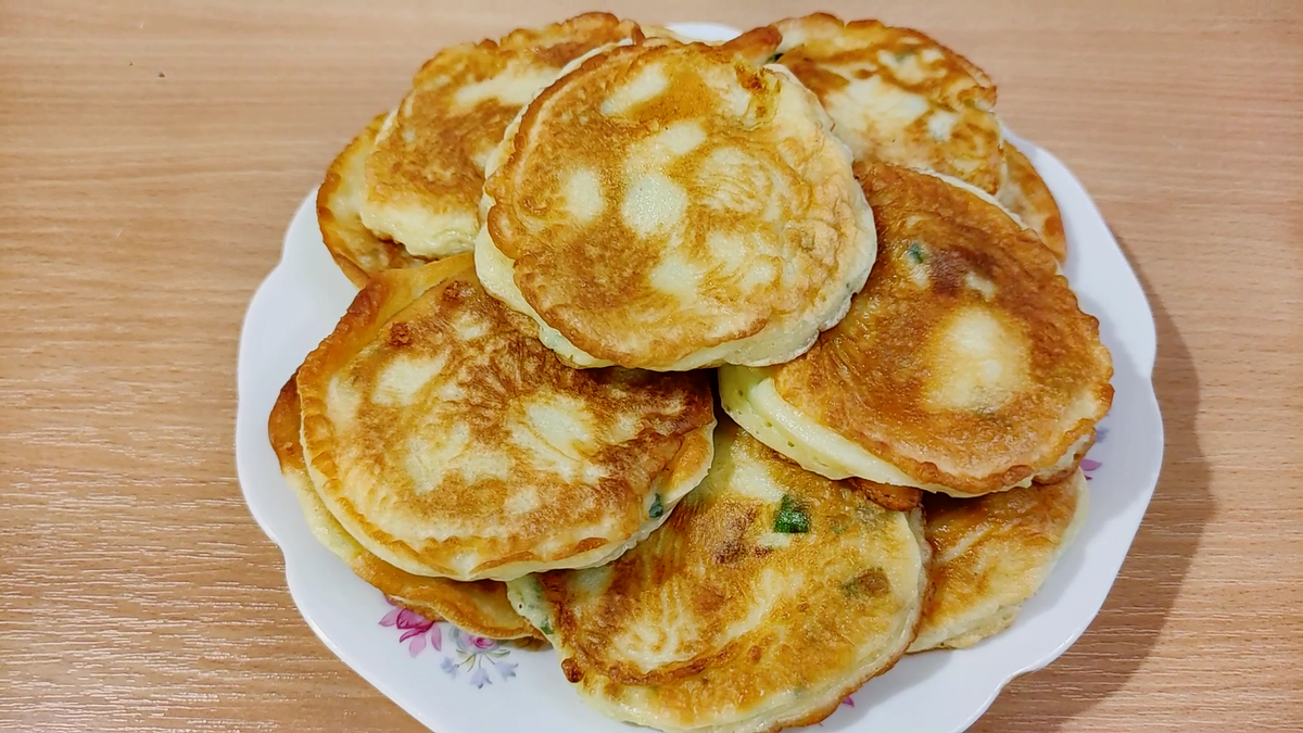 Жареные пирожки с картошкой и луком на сковороде