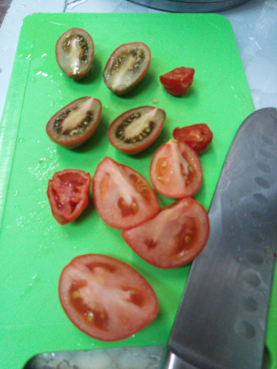 режем. Разрезать нужно даже самые маленькие помидорки. Удаляем только зеленый хвостик и явно испорченные части. 