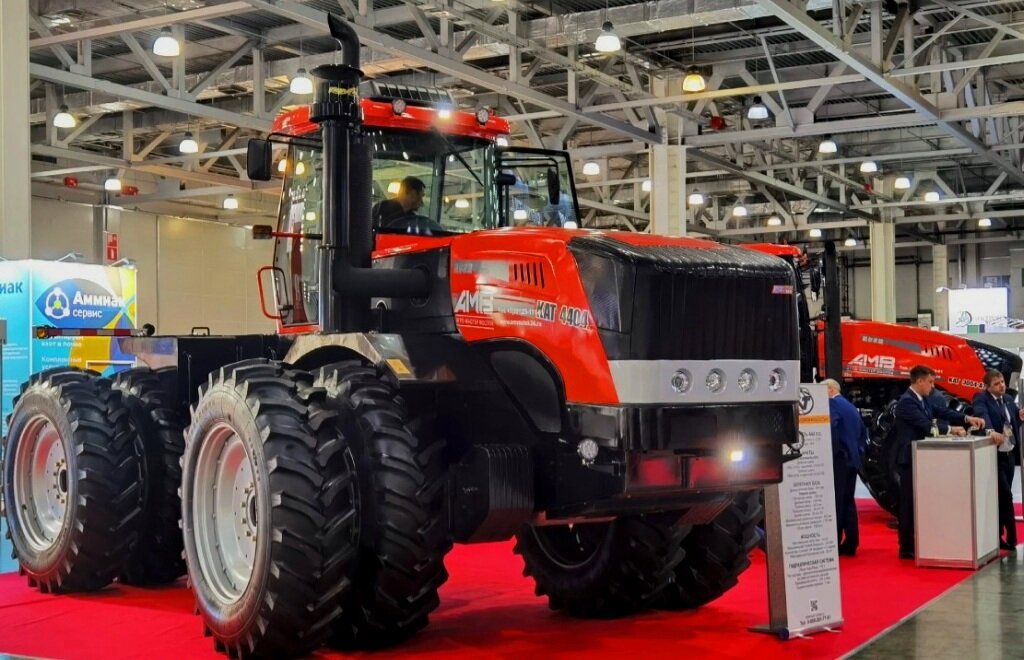 Тяжёлый трактор КАТ-4404 на выставке Агросалон-2022