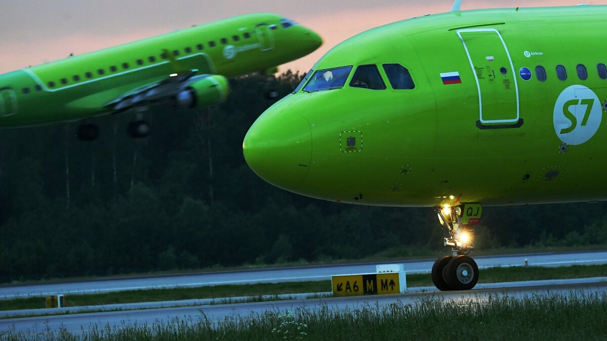   Самолет авиакомпании S7 Airlines на взлетно-посадочной полосе аэропорта Домодедово© РИА Новости . Кирилл Каллиников