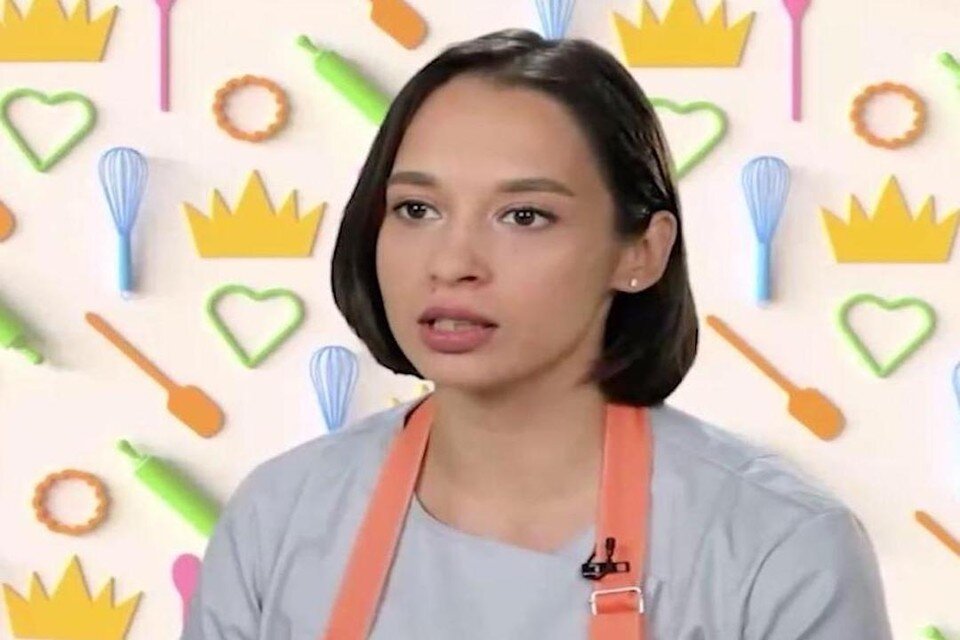     Красавица из Новороссийска в первом туре сделала вазу из бельгийского шоколада. Фото: скриншот кадра из телешоу.