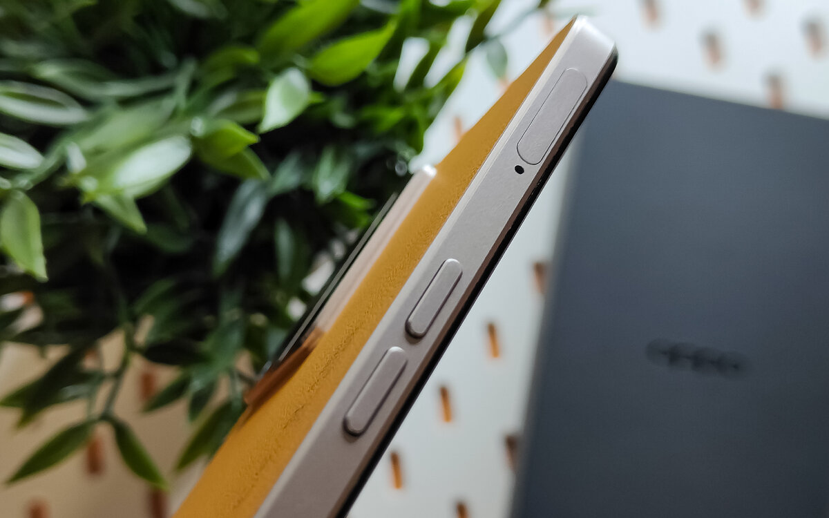 Клавиши громкости и лоток для SIM-карт на левой грани