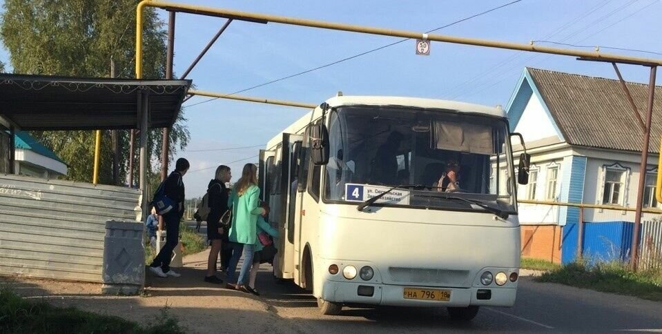     Предприятие «ИПОПАТ» приняло решение прекратить обслуживание регулярных автобусных маршрутов в Можге, поскольку не может в полном объеме обеспечить необходимое количество автобусов. Об этом сообщила пресс-служба городской администрации.