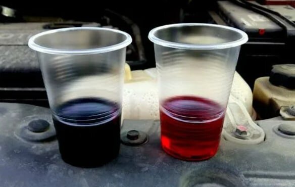 Сравнение цвета отработанного (слева) и свежего масла (справа)