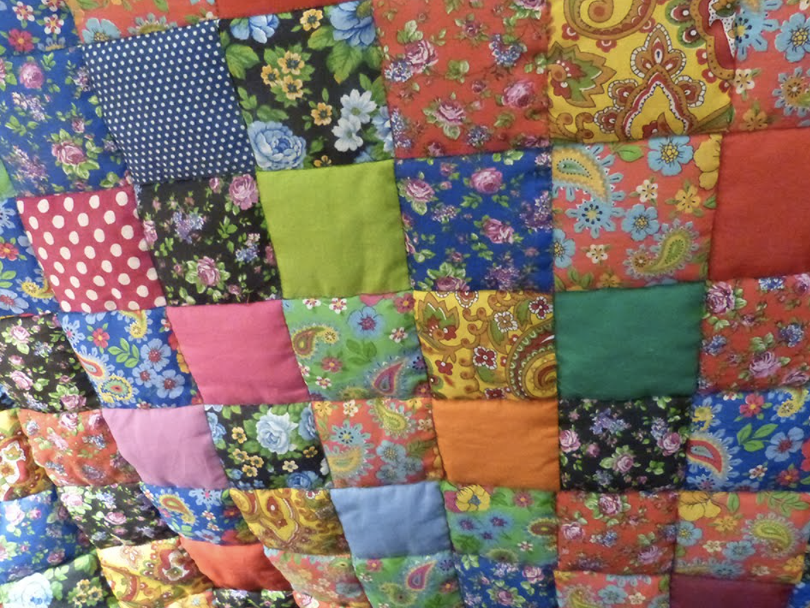 Скраппи пэчворк. Лоскутный плед. Шитье из лоскутов обрезков разных. Пэчворк подушки. Стеганое одеяло из лоскутков.