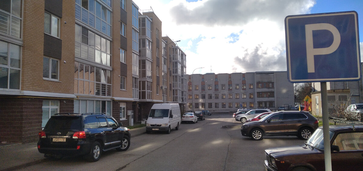 Двор дома на ул. Лагерная, д. 5А в Пскове