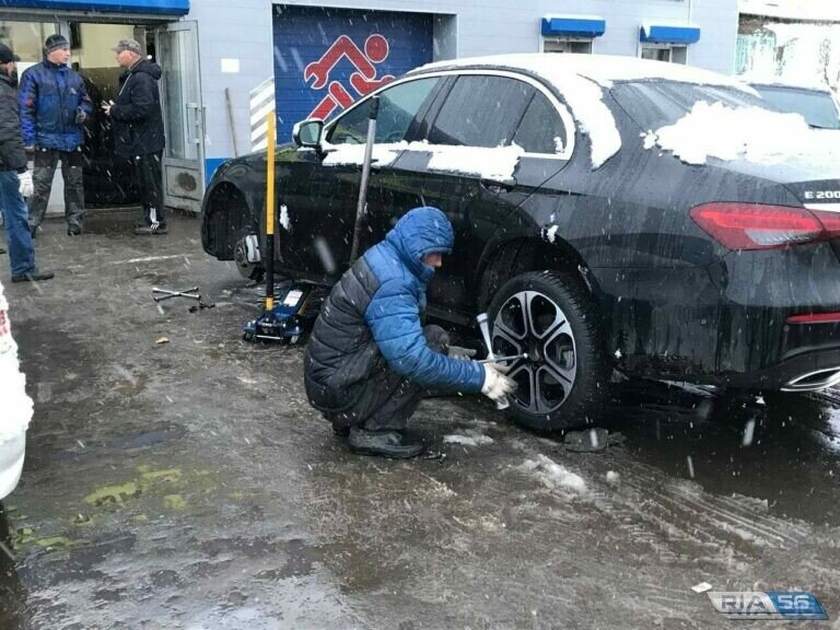    В Оренбурге на шиномонтаж колес растянулись огромные очереди Андрей Севостьянов