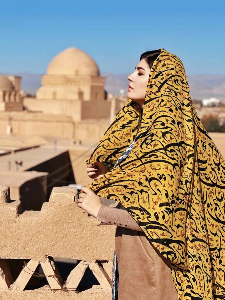 Кристина на фоне старинного города Язд