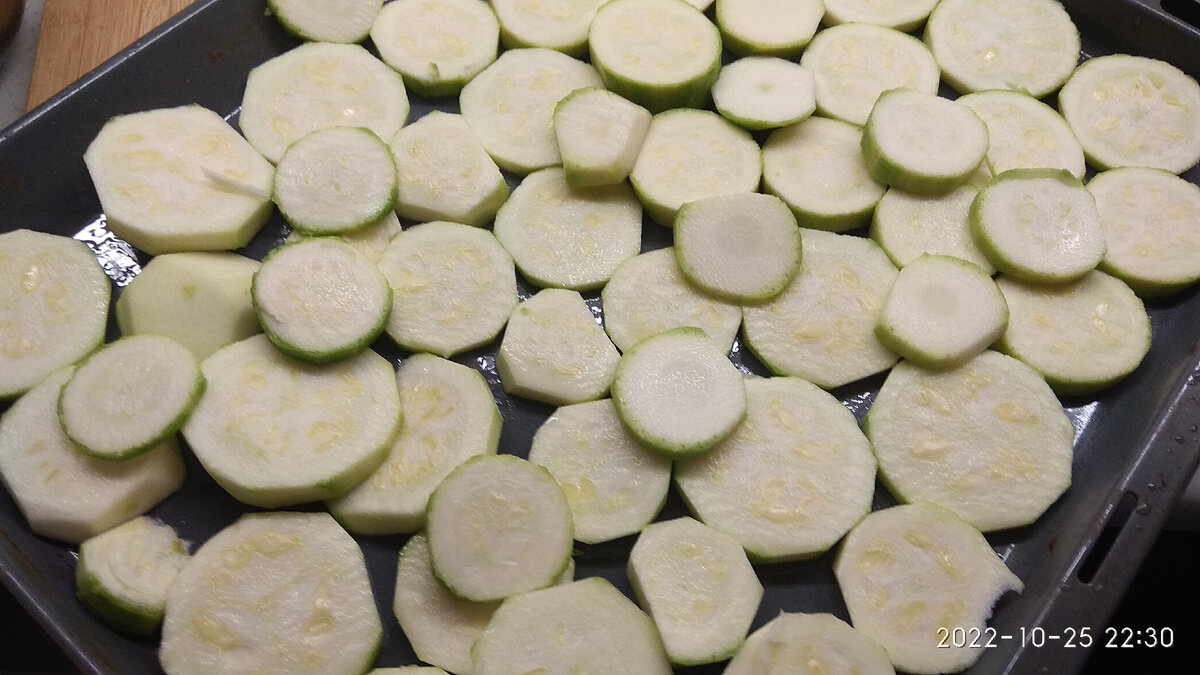 налила масло подсолнечное на противень