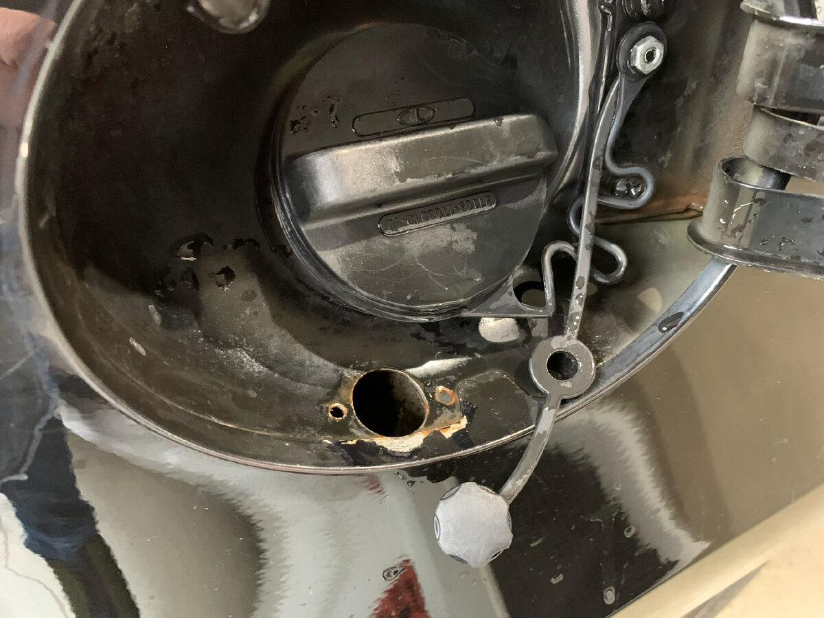 Демонтажники бросили даже крышку заправочного штуцера ГБО