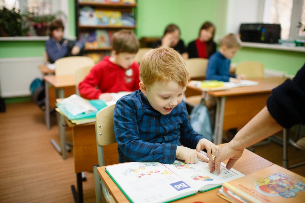 Включи ученика. Подготовка к школе. Подготовка ребенка к школе. Дети на занятиях в школе. Школьники с ЗПР.