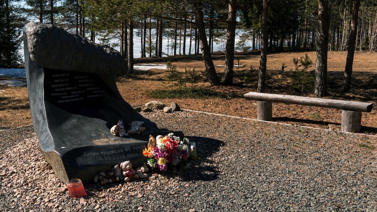    Памятный камень в виде волны с именами погибших в июне 2016 года детей на Сямозере в Пряжинском районе Карелии© РИА Новости / Алексей Даничев