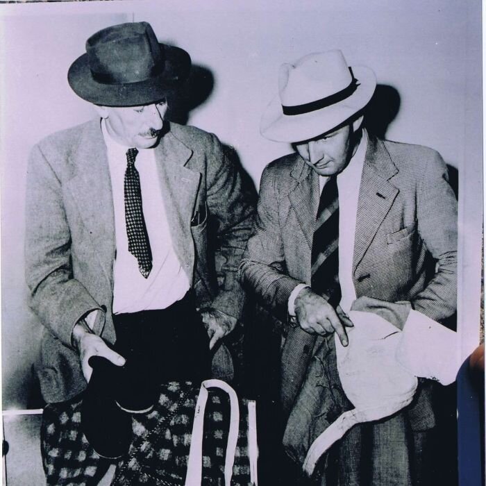 Детективы осматривают вещи. Ист.: https://clck.ru/32cS8N