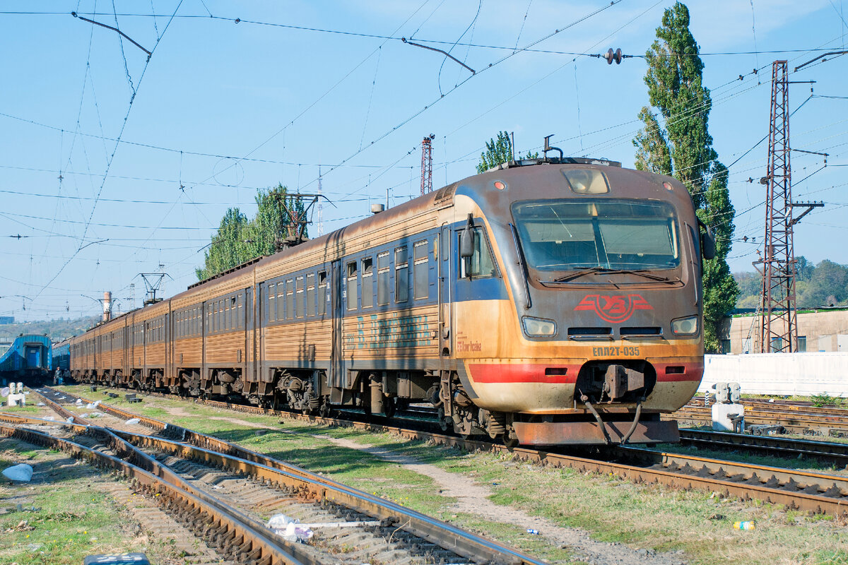 Электропоезд ЭПЛ2Т-035 на станции Мариуполь. 1 октября 2014 года.