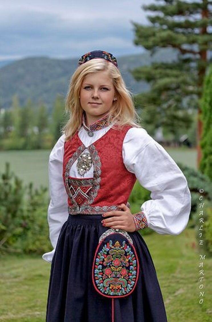 Финская девушка в национальном костюме