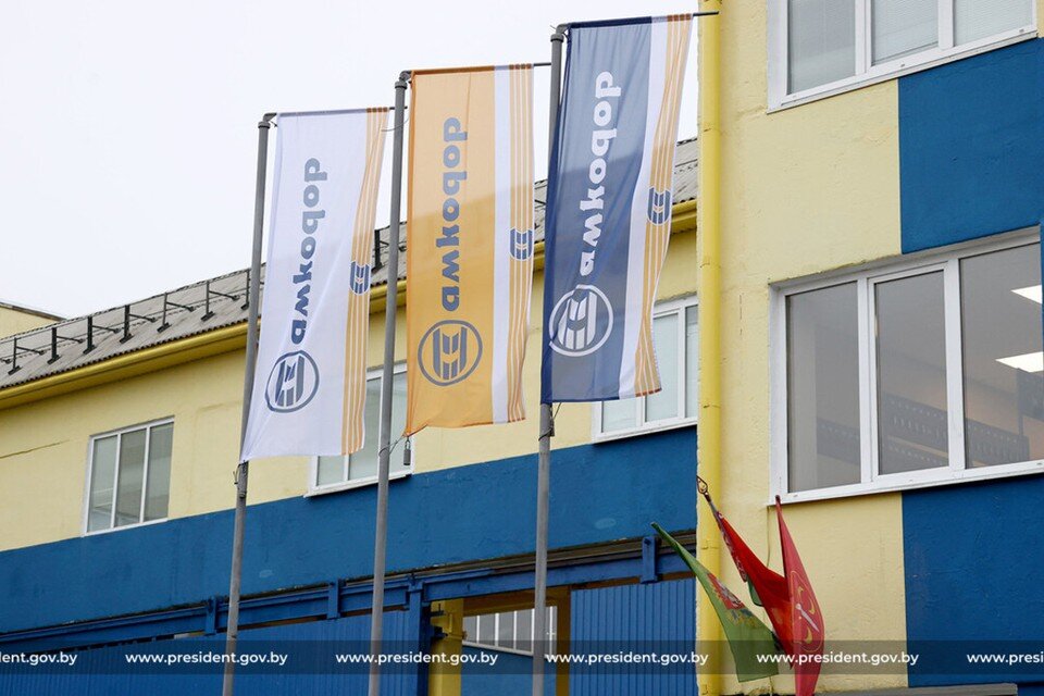     Лукашенко подарили кухонный комбайн. Фото: пресс-служба президента