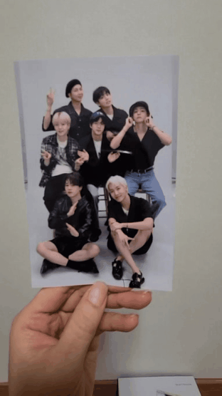 Две фотографии в двух разных концептах. Причем это именно фото, распечатанное на фотобумаге, как мы раньше печатали то что сами наснимали. Сзади виден логотип Fuji, как раньше на фото.