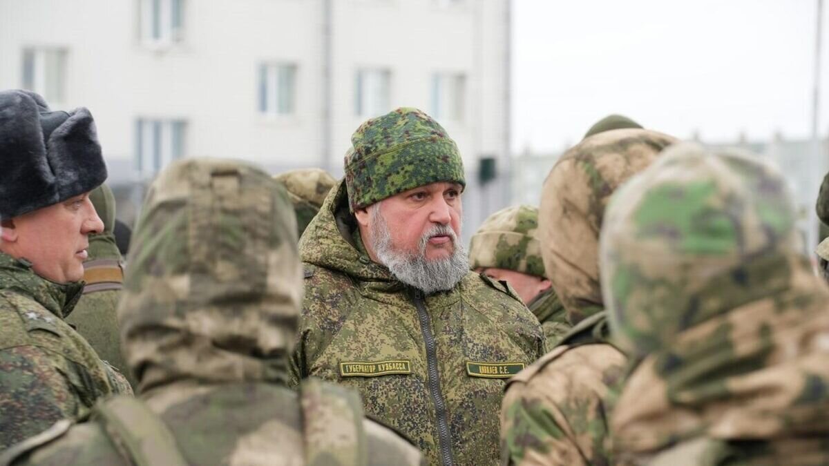    Губернатор Кемеровской области Сергей Цивилев во время посещения учебного центра в Юрге, где проходят подготовку кузбасские мобилизованные и добровольцы© Фото : пресс-служба правительства Кузбасса