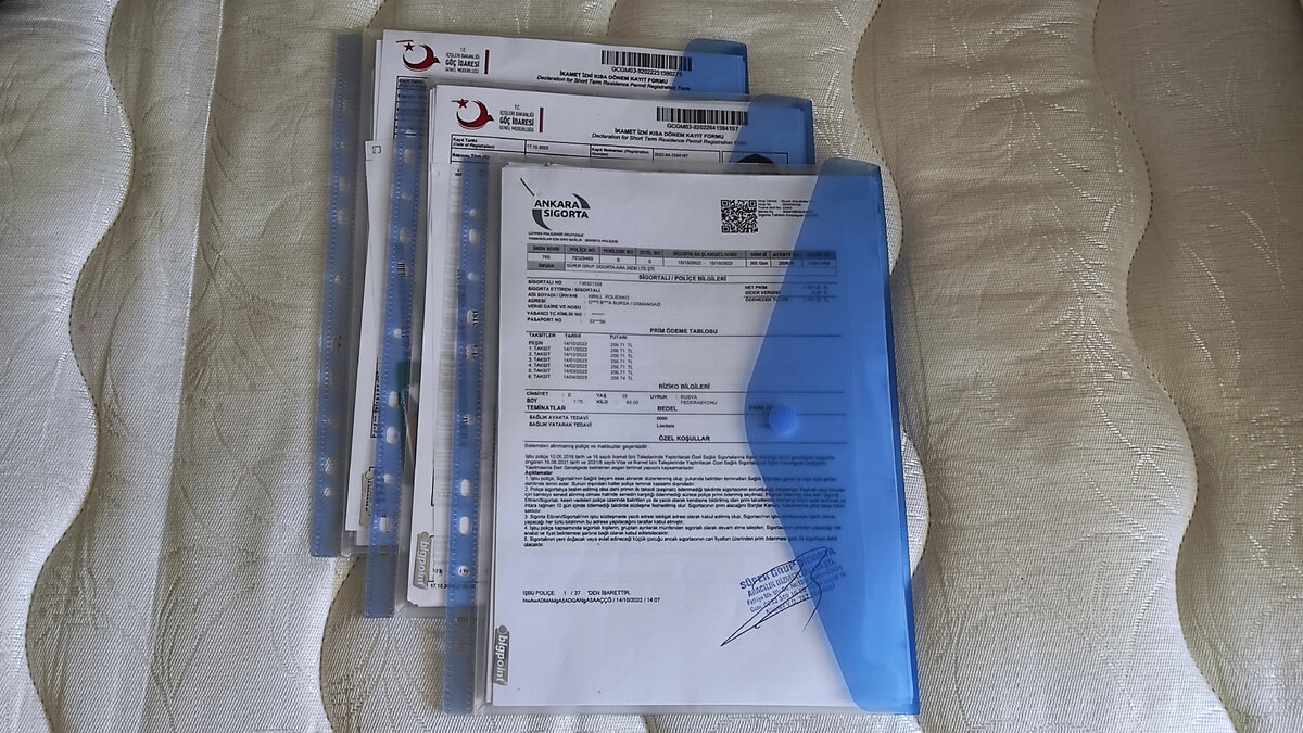 Три пакета с документами на двоих. Фото: Кирилл Полиенко/Polienko: путешествуем вдвоём