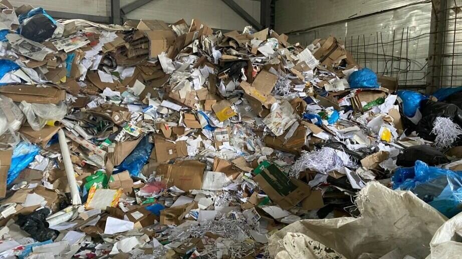     Тема раздельного сбора ТКО в Хабаровском крае становится все более популярной. В этом помогают всероссийские акции, такие как БумБатл, которая проводится по нацпроекту «Экология». К ней решили присоединиться сотрудники минЖКХ края, которые вместе с детьми принесли на пункт приема макулатуру.