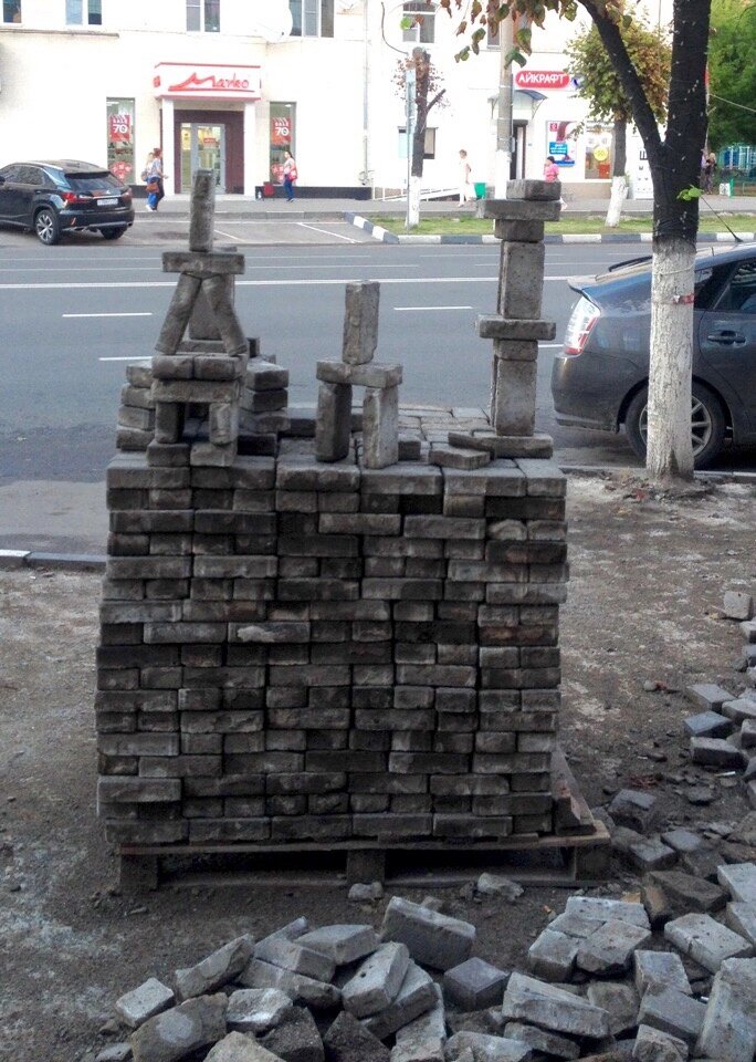 Эти стихийные дольмены сложно назвать искусством, но они притягивают взгляд