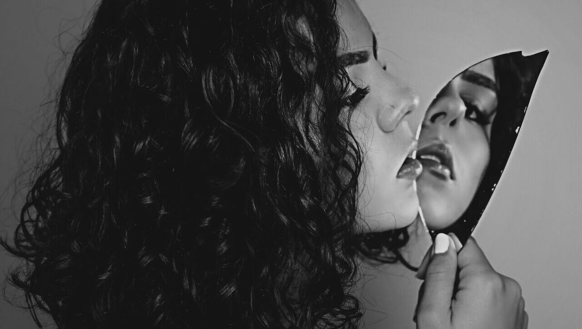     В Ставрополе 16-летняя девушка делала селфи и выпала из окна дома, сообщили в региональном Минздраве.