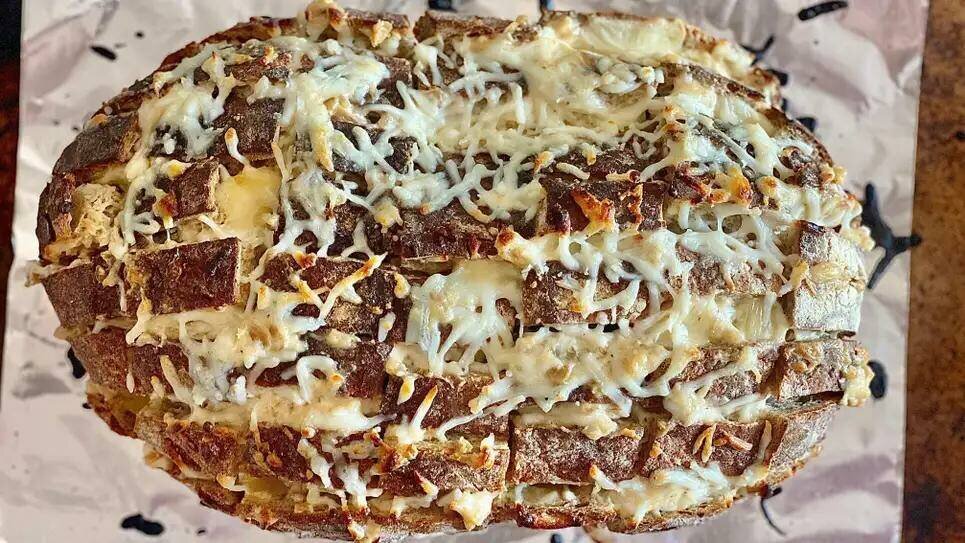 Этот хлеб — быстрая и дешёвая закуска, которой можно накормить шумную компанию