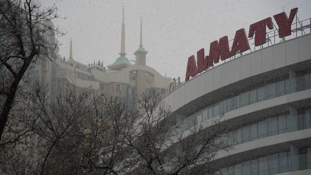    Здание в Алматы в снегопад:NUR.KZ/Владимир Третьяков