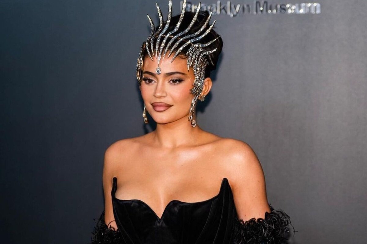     «Королева роскоши!»: Кайли Дженнер в корсетном платье с глубоким декольте произвела фурор