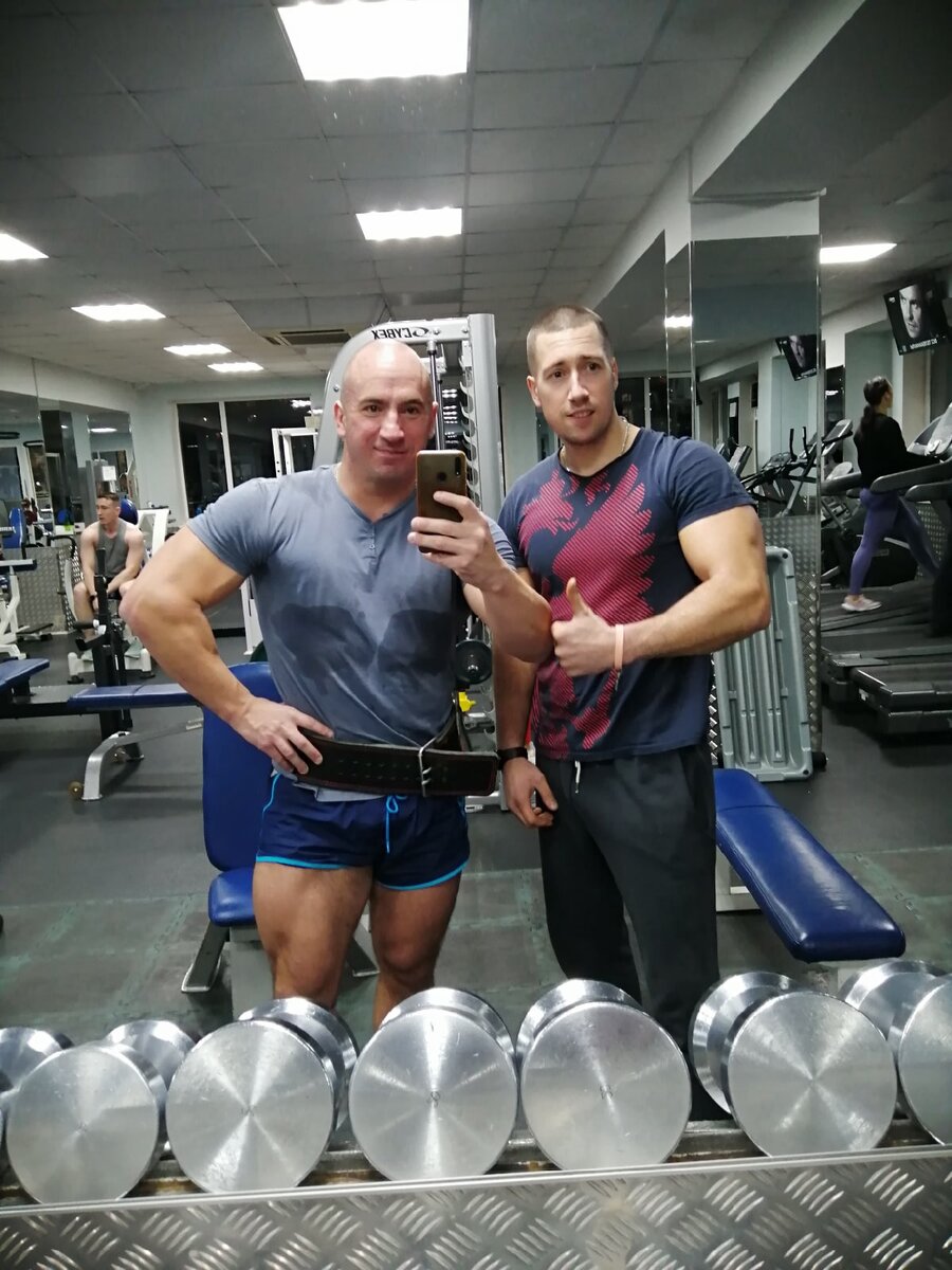 Мой брат. Приехал ко мне потренироваться. До этого он не понимал, зачем люди ходят ко мне на тренировки и платят деньги. Но, потренировавшись со мной один раз, он всё понял. Он понял, что самостоятельные тренировки - пустая трата времени и сил. 
