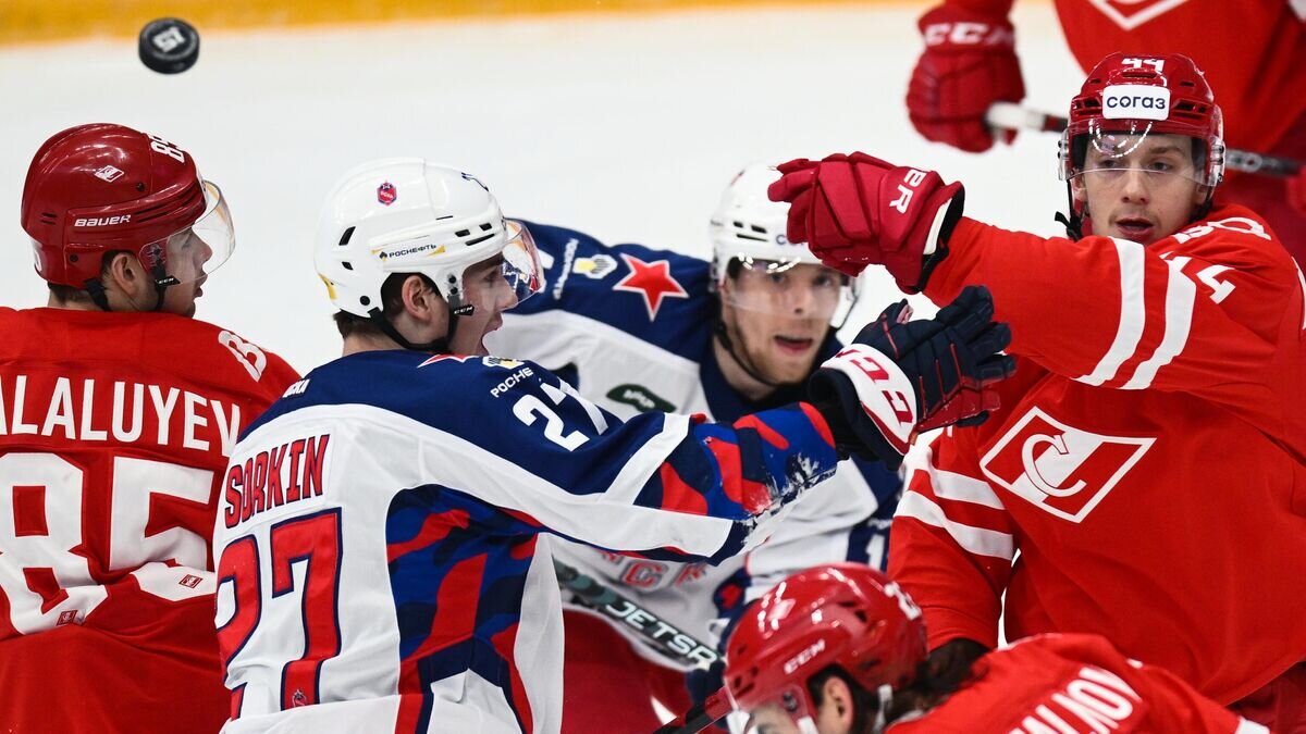    Игровой момент в матче регулярного чемпионата Континентальной хоккейной лиги сезона 2022/2023 между ХК "Спартак" (Москва) и ПХК ЦСКА (Москва).© РИА Новости / Владимир Астапкович