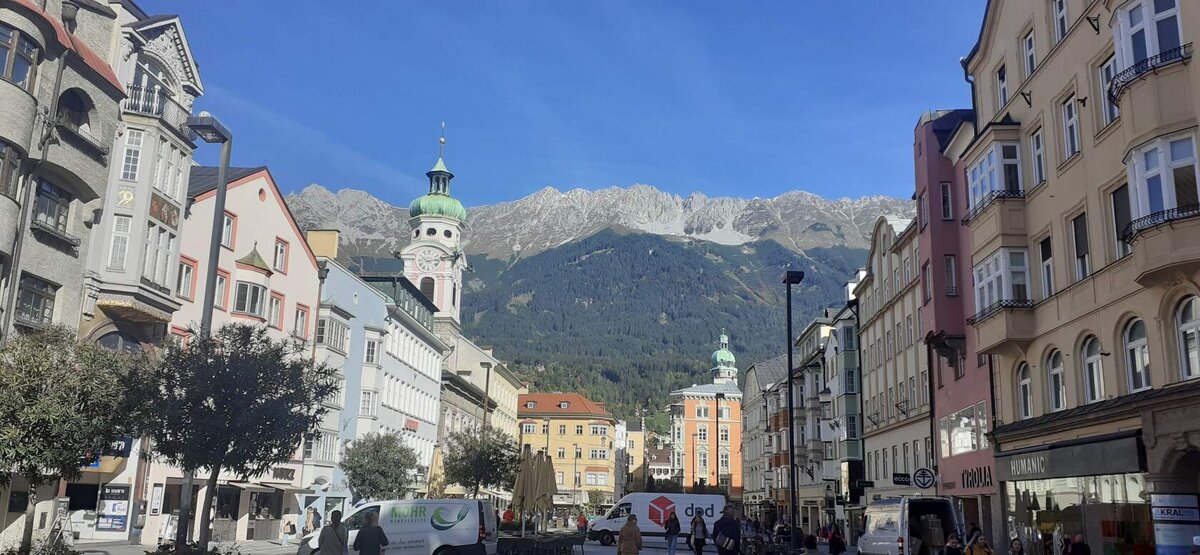 Самая роскошная и знаменитая улица города - имени Марии Терезии 