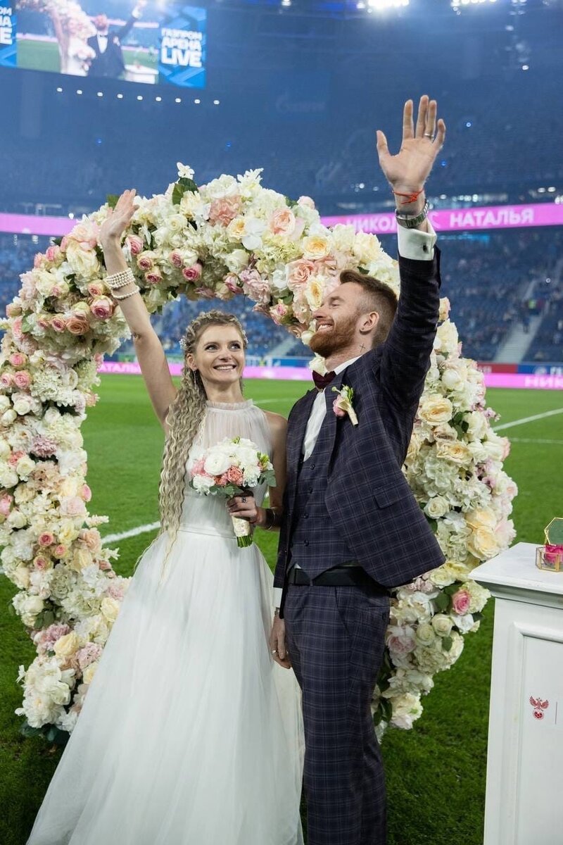 Николай и Наталья из города Электросталь стали победителями проекта «Семейная история» и сыграли свадьбу на футбольном поле во время матча Кубка России